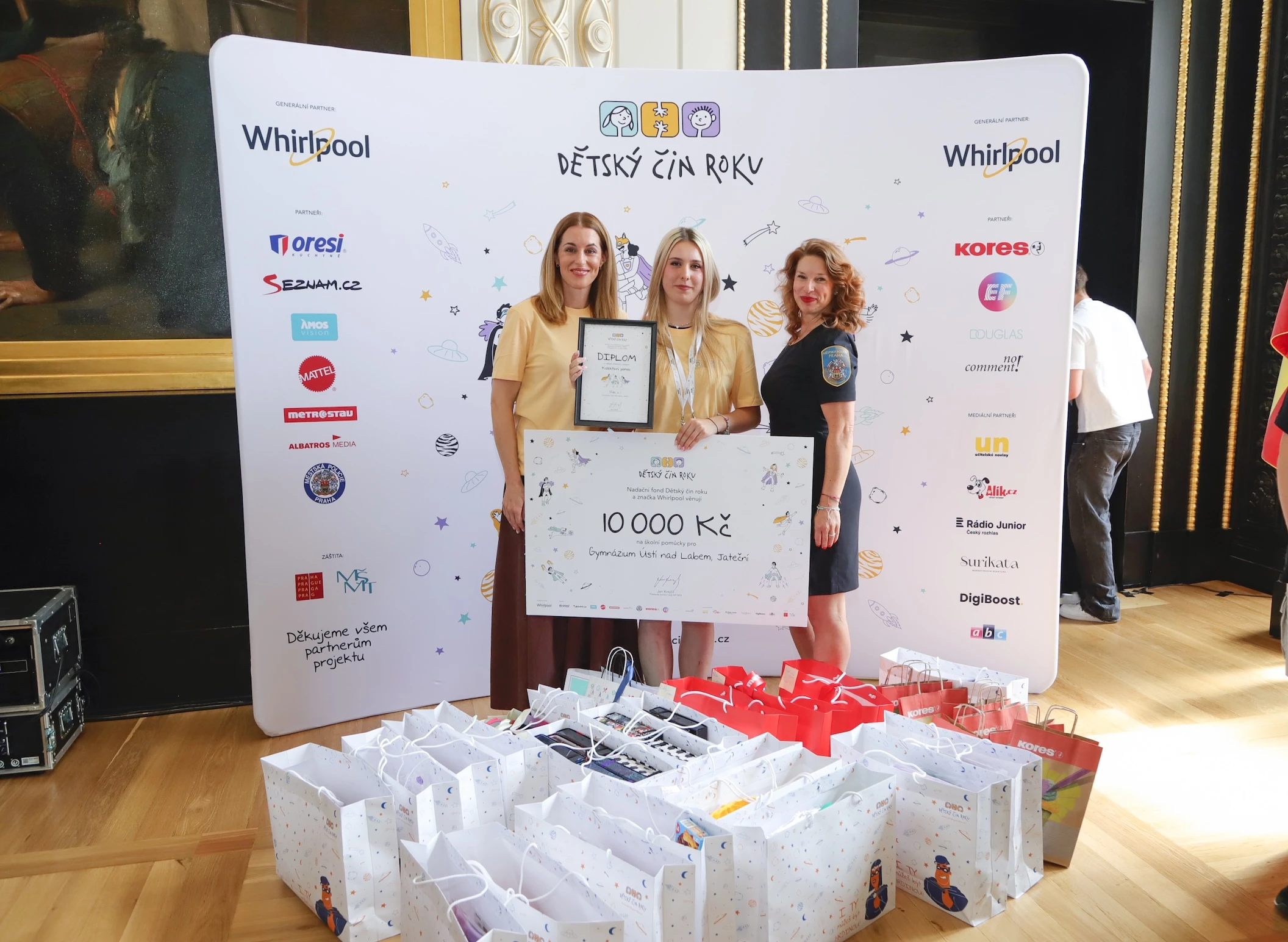vítězka kategorie Kolektivní pomoc Sára Korbelová reprezentující svou třídu gymnázia z Ústí nad Labem), ambasadorka Lucie Křížková.JPG