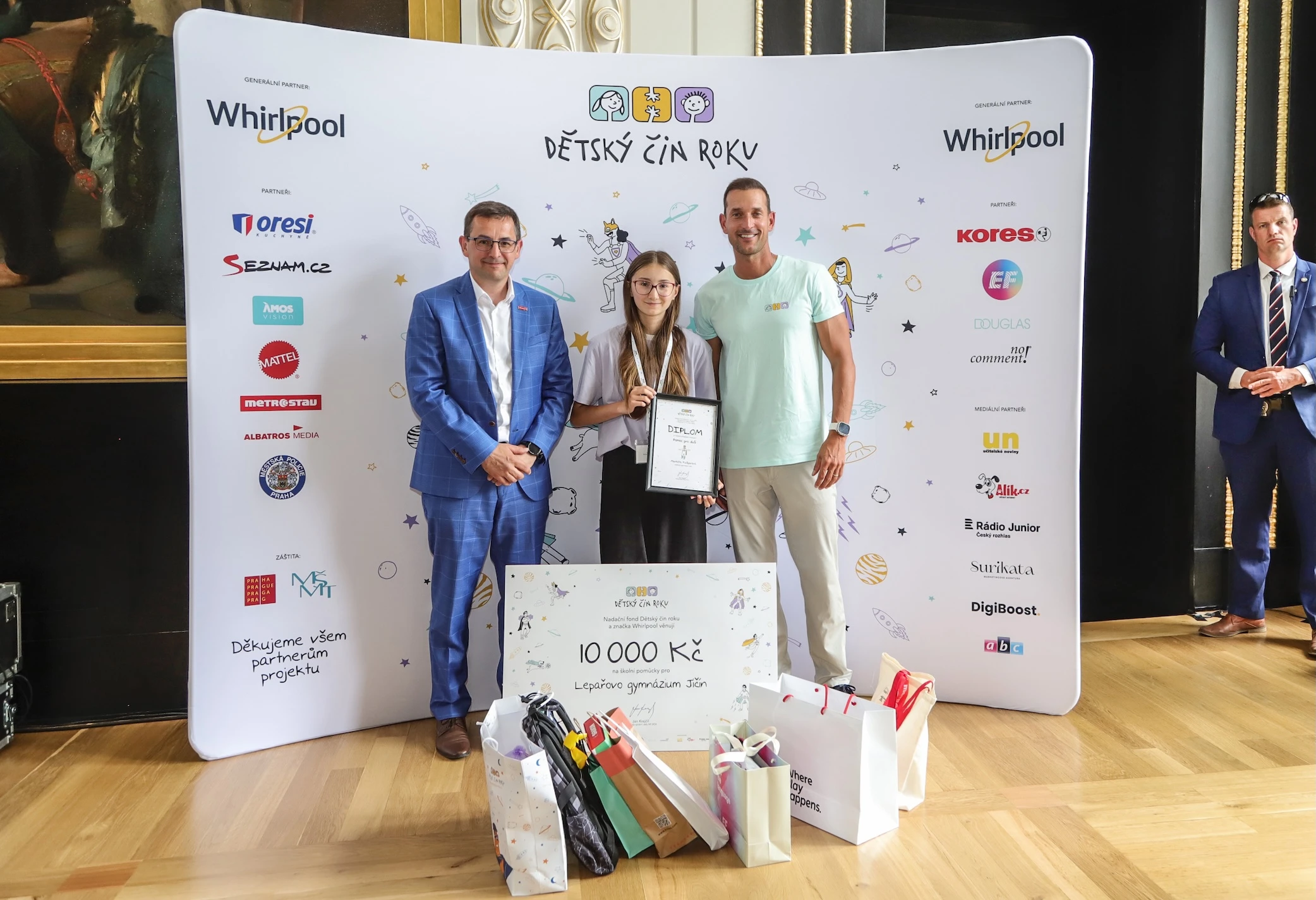 vítězka kategorie Pomoc pro duši Markéta Kašparová, ambasador Martin Košťál.JPG